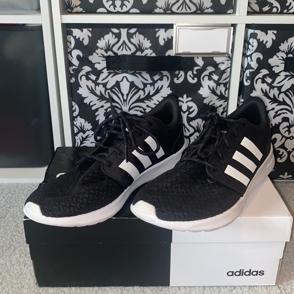 Adidas Womens tennis shoe QT Racer 8.5